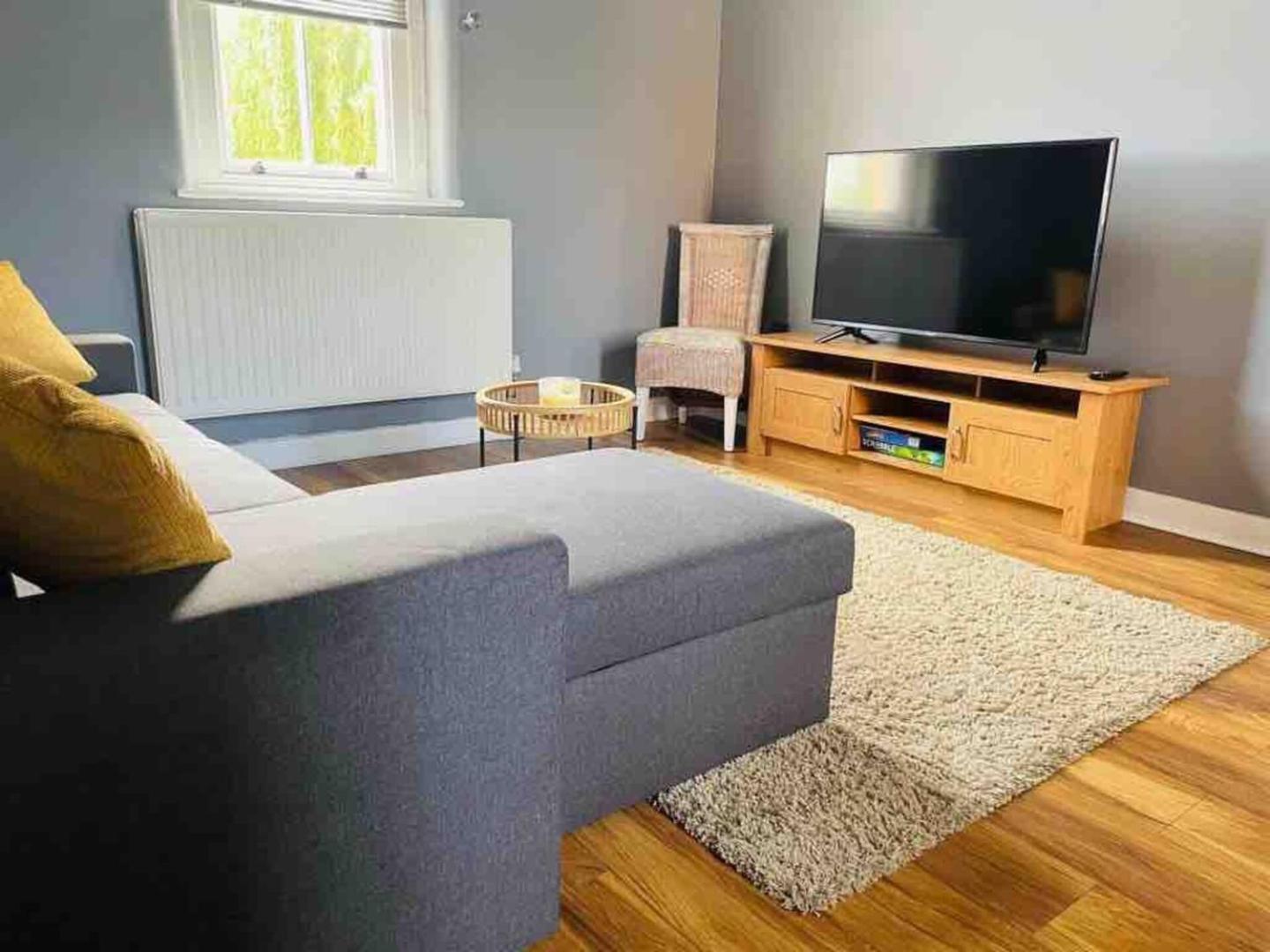 2 Bed Self Contained Apartment Wrexham Exterior foto